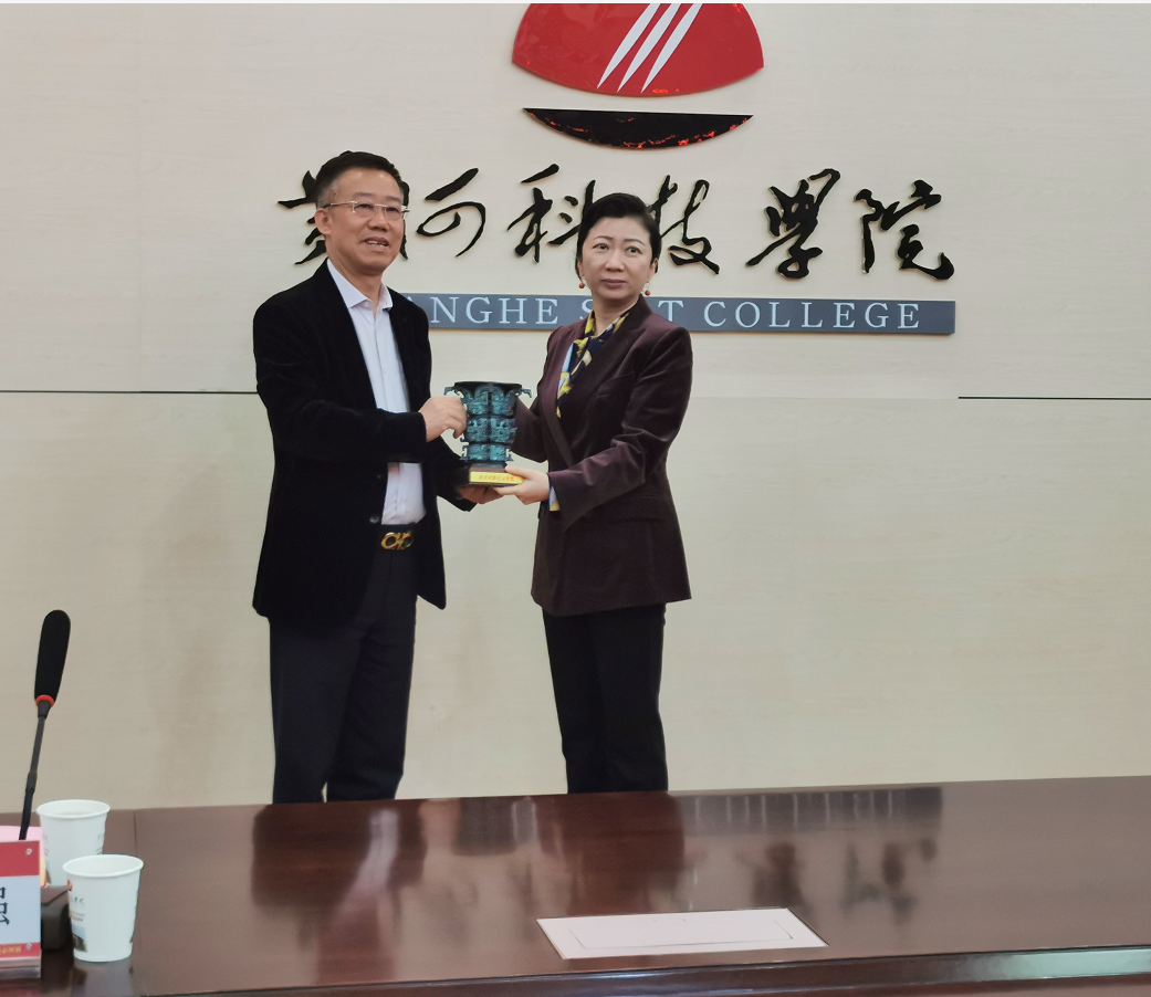 懷若渴知欲去求索，載累累碩果歸己用 ——集團董事局主席袁漢源帶隊考察優(yōu)秀兄弟院校