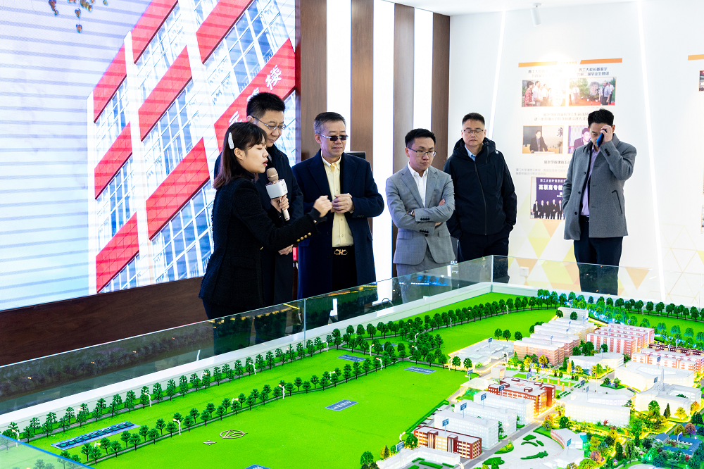 秦農(nóng)銀行行長孟浩帶隊考察明德學(xué)院