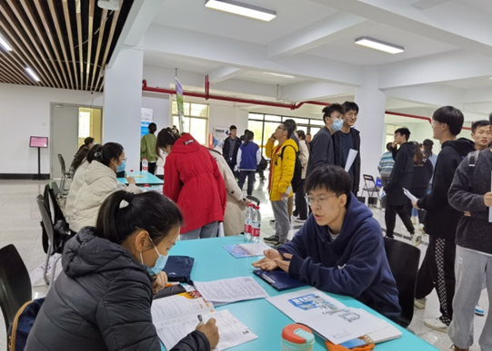 穩(wěn)就業(yè) 謀合作 促供需 西安明德理工學院舉辦西安市高新區(qū)人才引進專場招聘會