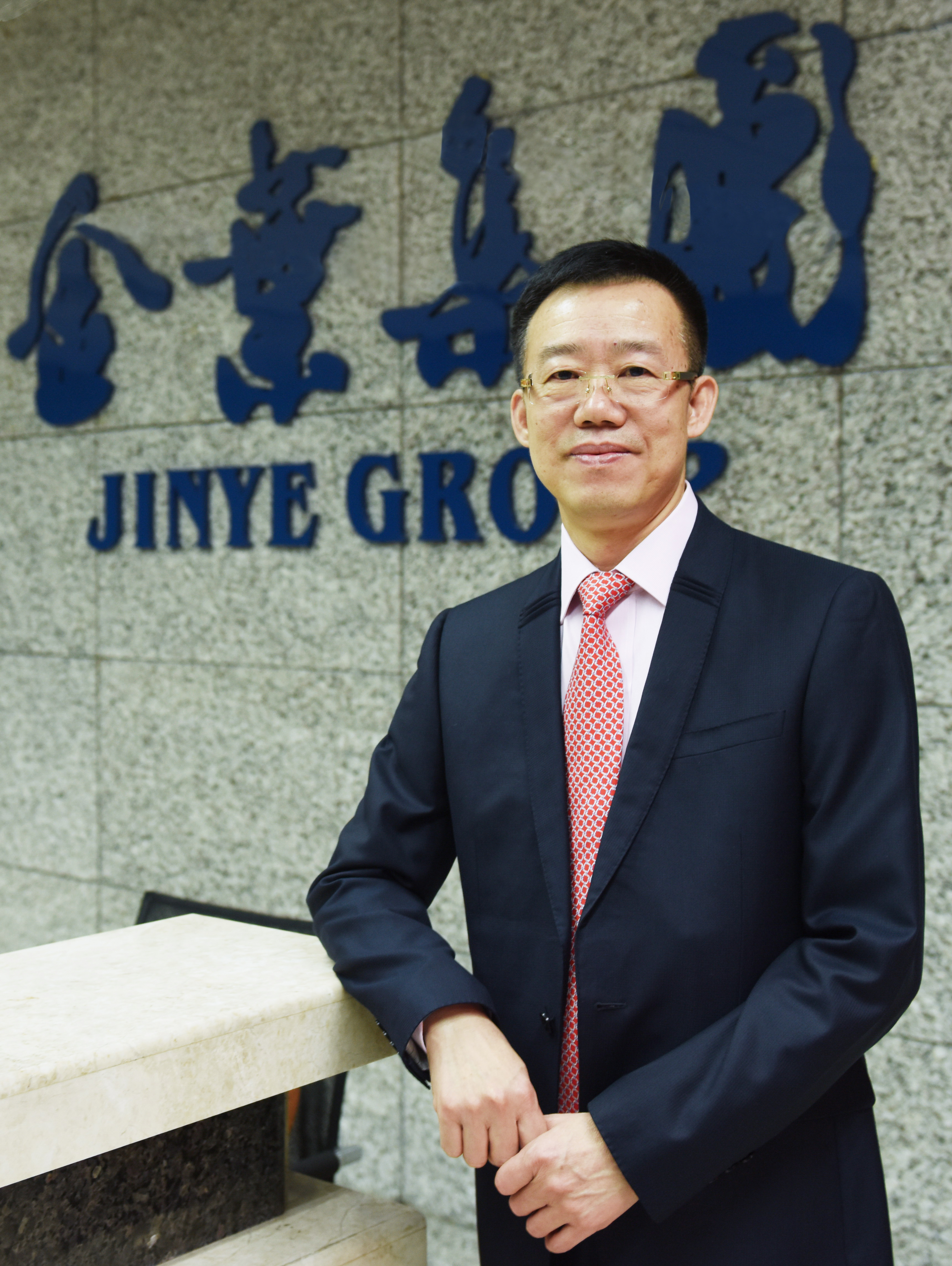 匠心人物 標桿高?！瘓F董事局主席、總裁袁漢源先生攜西安明德理工學院榮獲教育年度大會雙料大獎