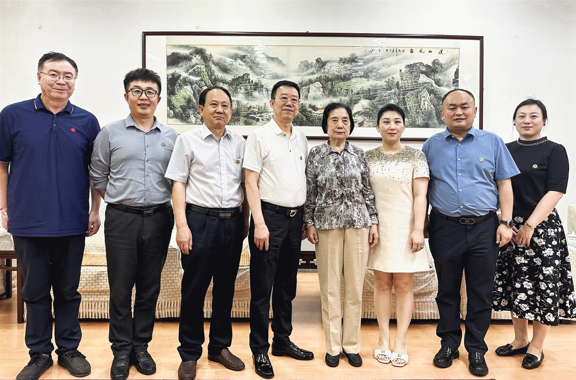 與中國民辦高校先行者同行 共赴教育高質(zhì)量發(fā)展新未來——集團董事局主席、總裁袁漢源先生率團赴黃河科技學(xué)院考察交流