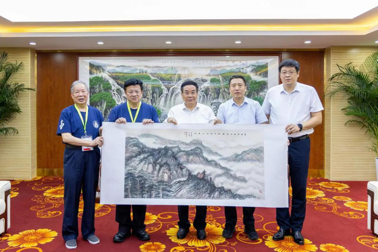 “愛我中華”青年大匯聚火車團歷史文化探索之旅抵陜 省政協副主席楊冠軍在明德學院會見成員代表