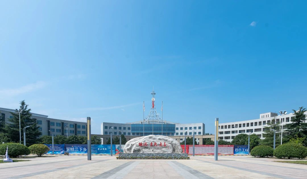 新氣象 新起點 西安明德理工學(xué)院新學(xué)期起航 新?；照絾⒂? title=