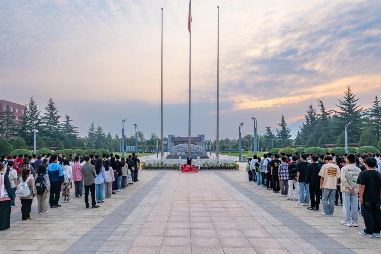 新氣象 新起點 西安明德理工學(xué)院新學(xué)期起航 新?；照絾⒂? title=