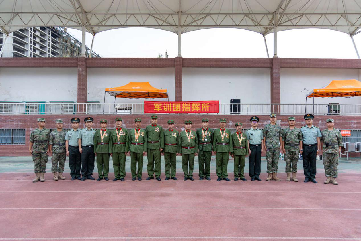 西安明德理工學(xué)院軍訓(xùn)特輯 英模老兵親臨現(xiàn)場宣講 軍事機(jī)構(gòu)領(lǐng)導(dǎo)來校督察