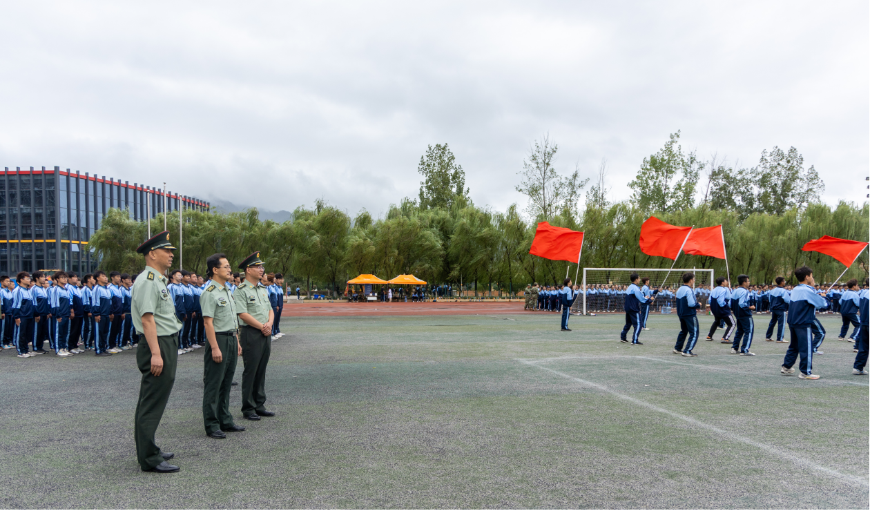 西安明德理工學(xué)院軍訓(xùn)特輯 英模老兵親臨現(xiàn)場宣講 軍事機(jī)構(gòu)領(lǐng)導(dǎo)來校督察