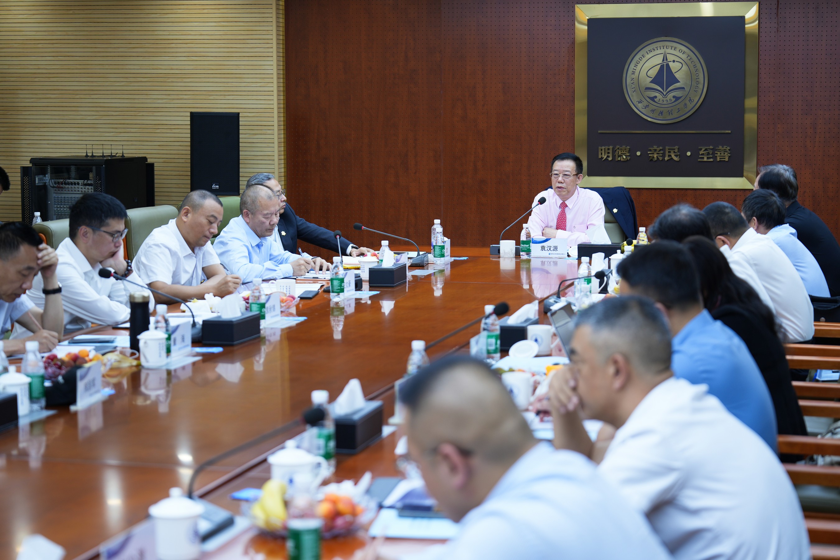 聚焦戰(zhàn)略 壓實(shí)責(zé)任 奮力開(kāi)創(chuàng)高質(zhì)量發(fā)展新局面 金葉科教集團(tuán)2025年經(jīng)營(yíng)管理專題會(huì)、兩優(yōu)兩先表彰大會(huì)暨目標(biāo)責(zé)任書(shū)簽訂儀式圓滿舉行