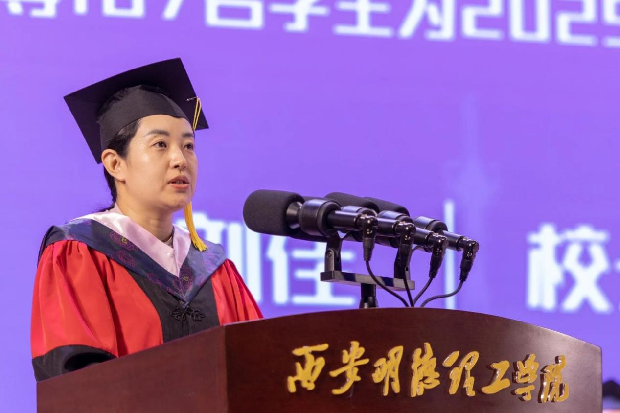 驪歌未散別情重 青春作伴赴星河——西安明德理工學(xué)院舉辦2025屆畢業(yè)典禮與歡送文藝晚會 驪歌未散別情重 青春作伴赴星河——西安明德理工學(xué)院舉辦2025屆畢業(yè)典禮與歡送文藝晚會