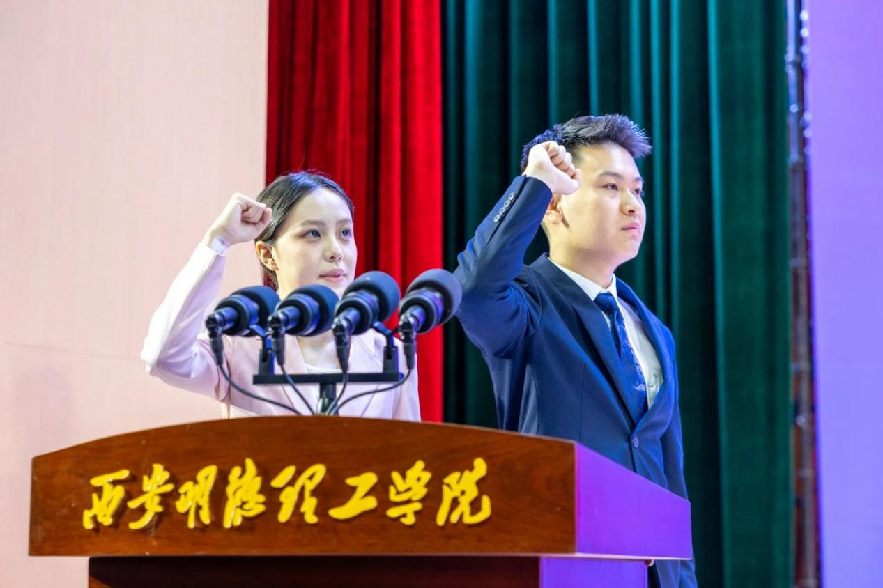 驪歌未散別情重 青春作伴赴星河——西安明德理工學(xué)院舉辦2025屆畢業(yè)典禮與歡送文藝晚會 驪歌未散別情重 青春作伴赴星河——西安明德理工學(xué)院舉辦2025屆畢業(yè)典禮與歡送文藝晚會