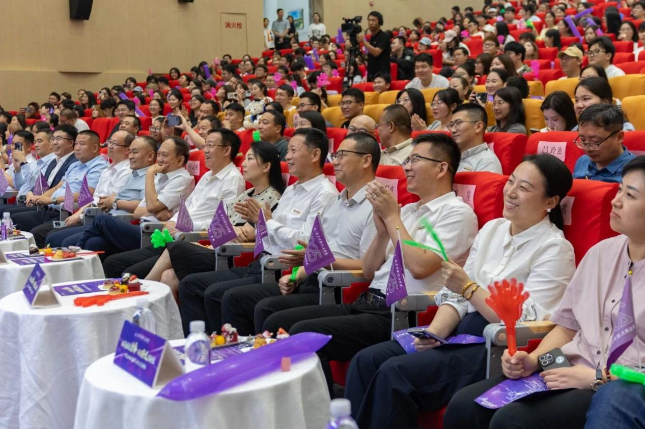 驪歌未散別情重 青春作伴赴星河——西安明德理工學(xué)院舉辦2025屆畢業(yè)典禮與歡送文藝晚會 驪歌未散別情重 青春作伴赴星河——西安明德理工學(xué)院舉辦2025屆畢業(yè)典禮與歡送文藝晚會